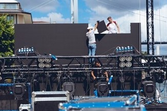 如何調(diào)節(jié)LED顯示屏幕亮度？