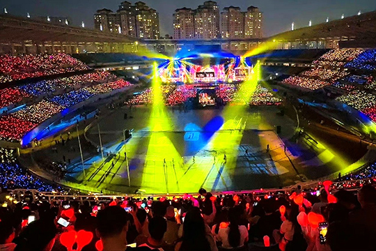 悟空體育300㎡透明屏和190000根熒光棒“點(diǎn)燃”周杰倫呼和浩特演唱會(huì)！