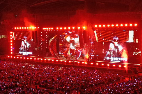 璀璨星光耀獅城！悟空體育LED屏、熒光棒點(diǎn)燃周杰倫新加坡演唱會(huì)！