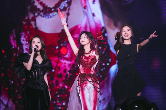 拾光啟航！悟空體育LED屏助力于文文深圳演唱會打造極致光影盛宴！